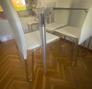 Mesa de cristal y 4 sillas blancas