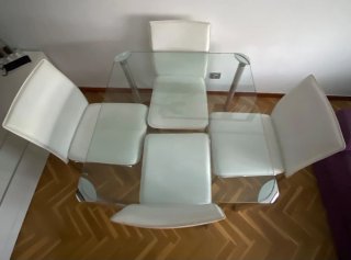 Mesa de cristal y 4 sillas blancas