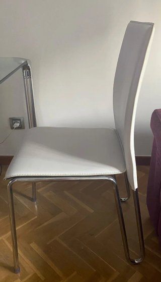 Mesa de cristal y 4 sillas blancas
