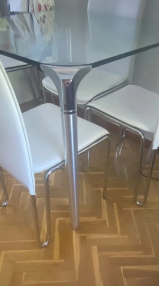 Mesa de cristal y 4 sillas blancas