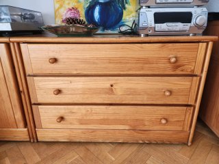 Mueble de madera con 3 cajones