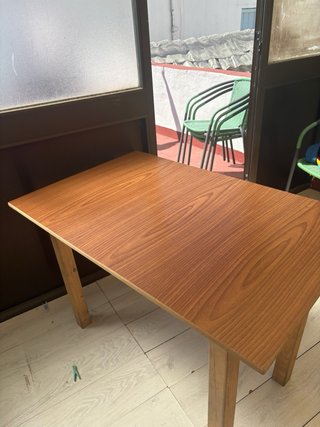 Mesa de madera con cristal