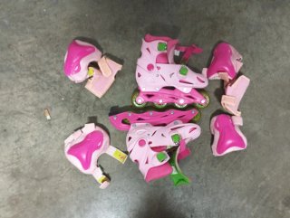Patines rosas y protecciones