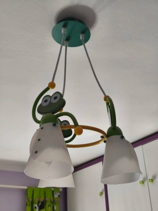Lámparas de techo y mesita infantil rana con lunar