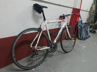 Bicicleta carretera montada en shimano 105