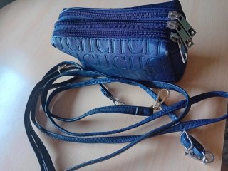 Bolso azul con correa y llavero