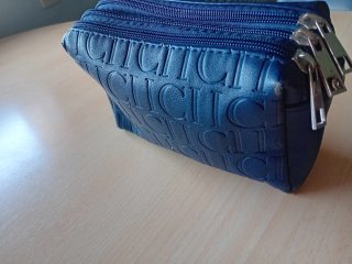 Bolso azul con correa y llavero