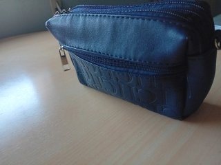 Bolso azul con correa y llavero