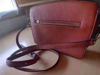 Bolso azul con correa y llavero