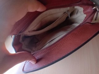 Bolso azul con correa y llavero