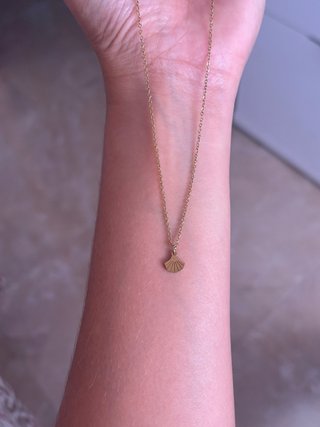 Collar dorado con colgante de abanico