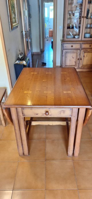 Mesa redonda de madera extensible