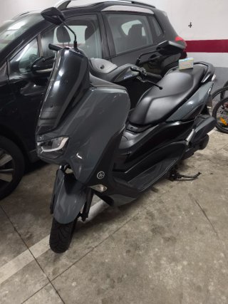 Yamaha NMAX Maxi Scooter Gris Oscuro