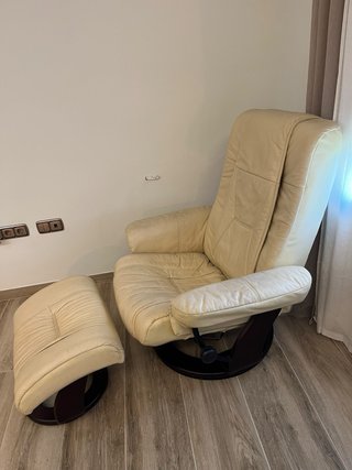 Sillón relax piel beige con reposapiés