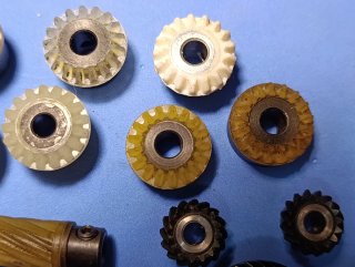 Piñones para máquina de coser