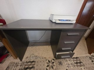 Escritorio color madera grisáceo con 4 cajones