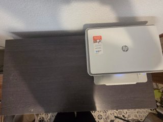 Escritorio color madera grisáceo con 4 cajones