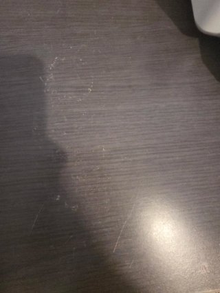 Escritorio color madera grisáceo con 4 cajones