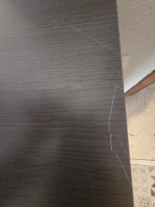 Escritorio color madera grisáceo con 4 cajones
