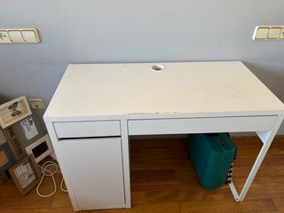 Escritorio blanco con cajonera