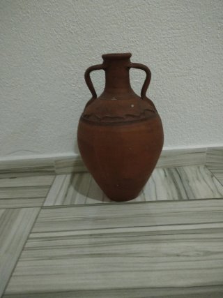 Cántaro de barro artesanal