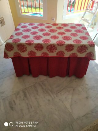 Mesa fija de madera con mantel
