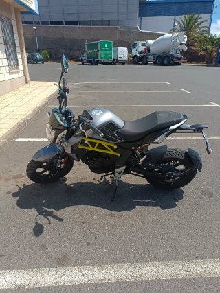 Moto Naked Plata y Amarilla