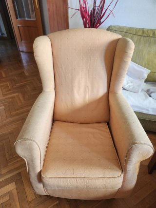 Butaca orejera amarilla tela