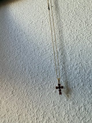 Collar Cruz con Piedras Rojas y Doradas