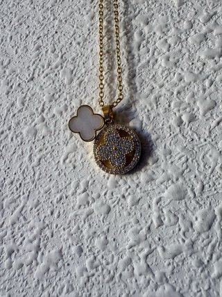 Collar de acero con colgante de trébol