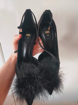 Zapatos de tacón Zara negros con  plumas
