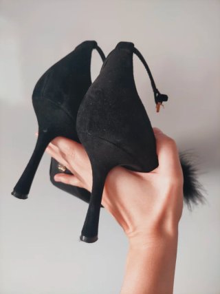 Zapatos de tacón Zara negros con  plumas
