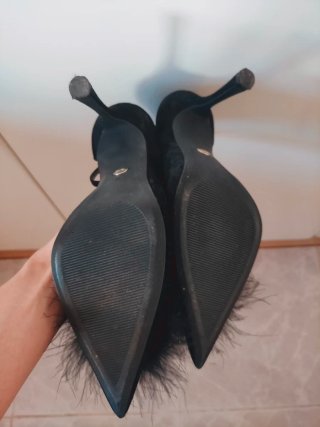Zapatos de tacón Zara negros con  plumas