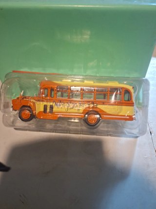 Autobús Isuzu 1:43