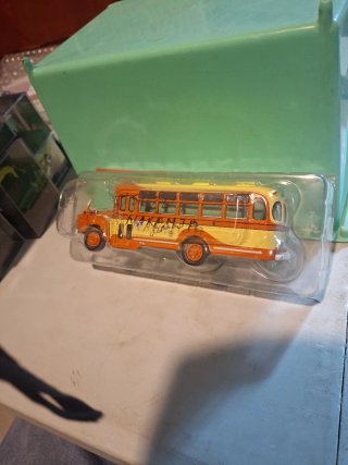 Autobús Isuzu 1:43