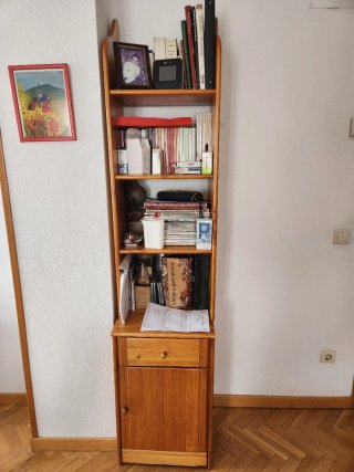 Estantería alta de madera