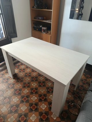 Mesa de comedor blanca de madera