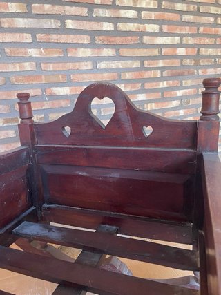 Cuna mecedora de madera barnizada