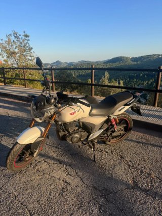 Keeway RKV 125 Moto Naked Blanca y Negra