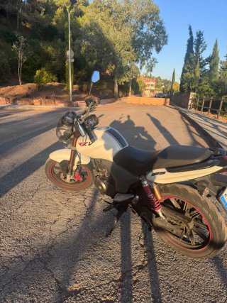 Keeway RKV 125 Moto Naked Blanca y Negra