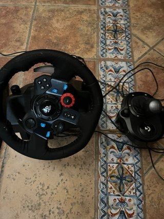 Volante Logitech con pedales y marchas