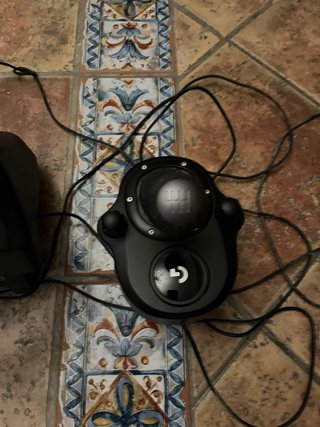 Volante Logitech con pedales y marchas