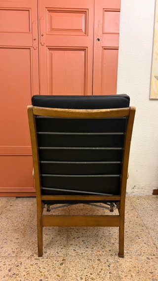 Silla de madera y cuero negra
