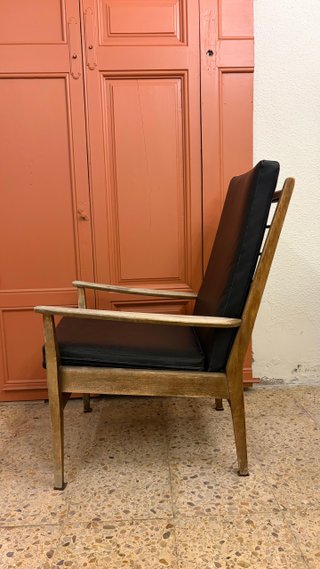 Silla de madera y cuero negra