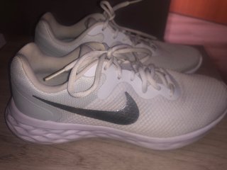 Zapatillas Nike Blancas y Grises