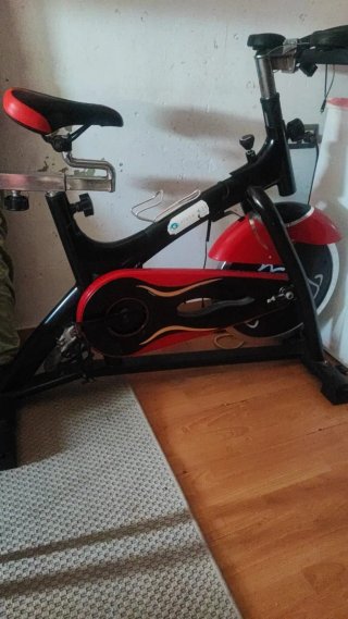 Bicicleta estática negra y roja