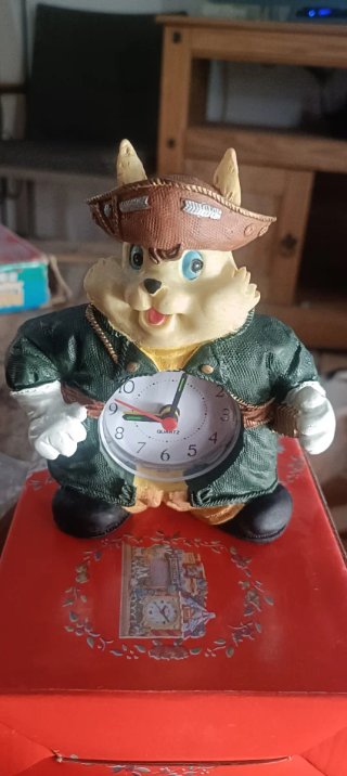 Reloj de figura de conejo con sombrero