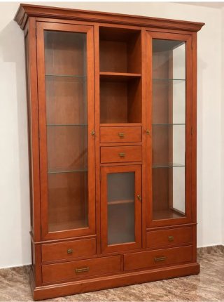 Vitrina de madera con puertas de cristal