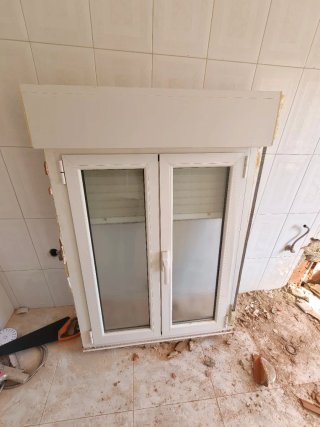 Ventana aluminio oscilobatiente blanca