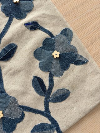 Bolso de tela con flores de denim hecho a mano
